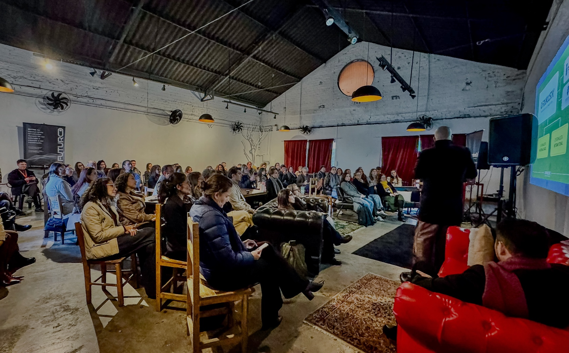 Público do evento O FUTURO em um ambiente industrial